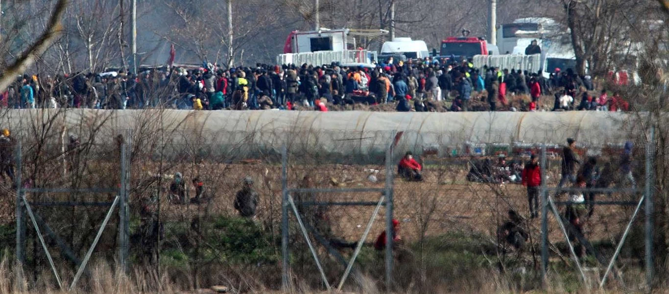 Βίντεο από τον Έβρο: Θρασύτατοι «ταλαιπωρημένοι» πετούν πέτρες κατά στρατιωτών